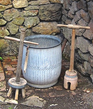 Ridged metal barrel-shaped dolly tub, 2 wooden dollies